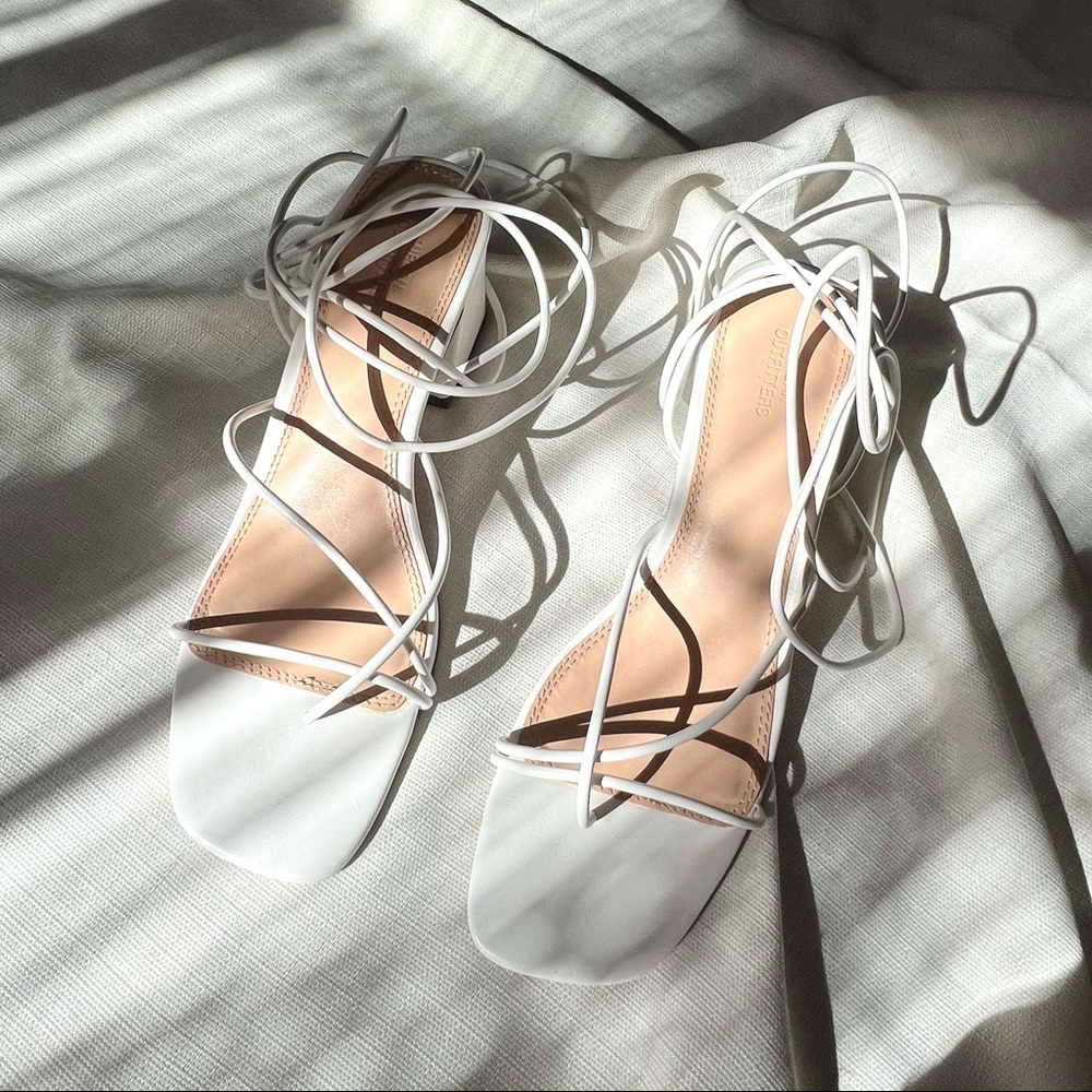 ♡ URBAN OUTFITTERS LACE UP HEEL ♡